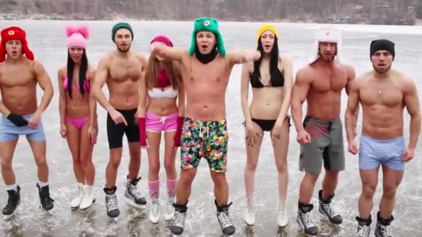 Garçons et filles en maillots de bain sur la patinoire — Video