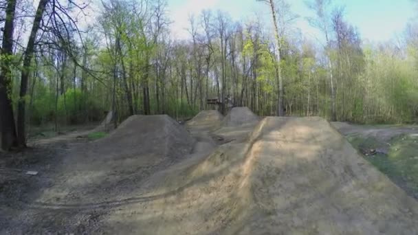 Ostacoli a terra per i salti in bicicletta nel parco — Video Stock