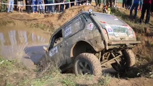 SUV sujo para baixo em poça em competição off-road — Vídeo de Stock