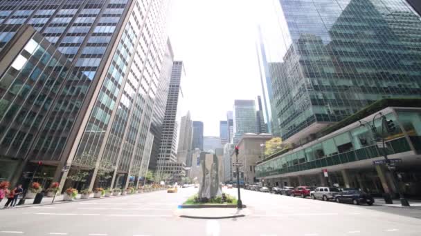 Bilar och skyskrapor på Park avenue — Stockvideo