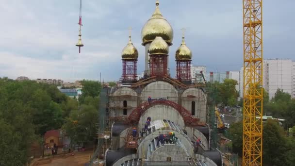 Levantamento de sino no local de construção da igreja — Vídeo de Stock