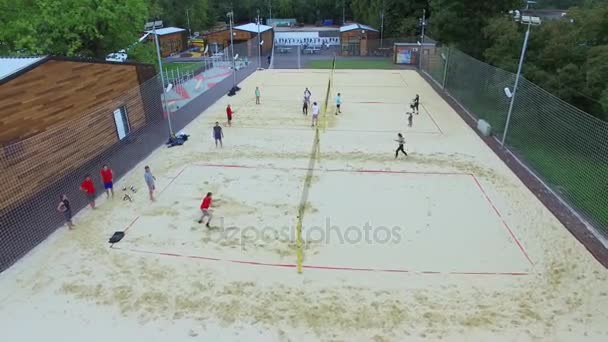 La gente gioca a pallavolo su campi da gioco di sabbia — Video Stock
