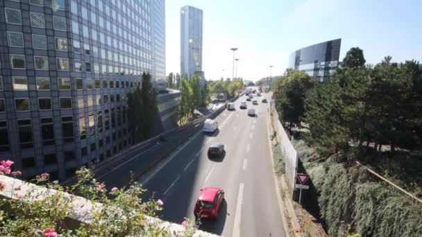 Κυκλοφορία των αυτοκινήτων και ουρανοξύστες της περιοχή La Defense. — Αρχείο Βίντεο