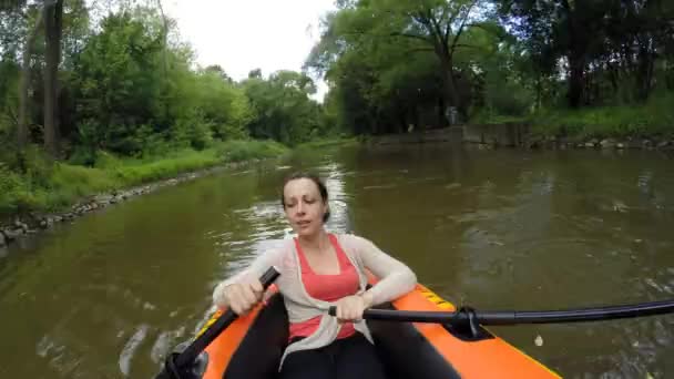 Žena, veslování a plovoucí na gumovém člunu — Stock video