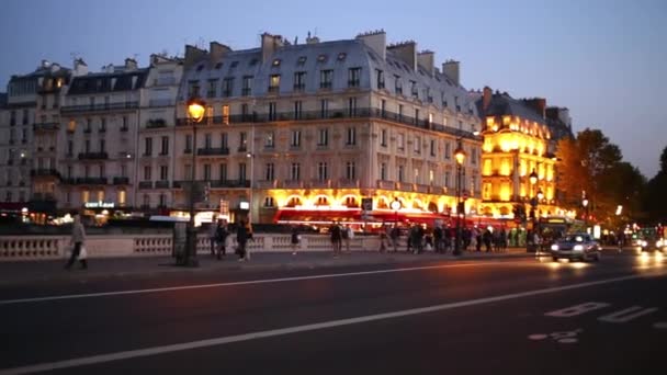 Pont au změnit přes řeku Seinu v Paříži — Stock video
