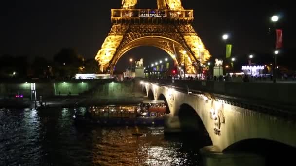 河的桥梁和船舶附近埃菲尔铁塔在晚上 — 图库视频影像
