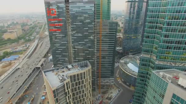 Tráfego urbano perto de arranha-céus complexo MIBC — Vídeo de Stock