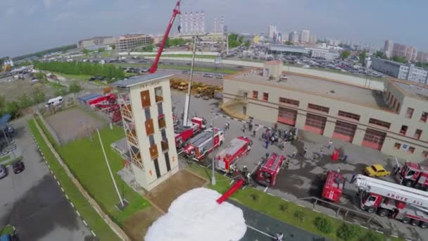 Paisaje urbano con estación de bomberos — Vídeo de stock