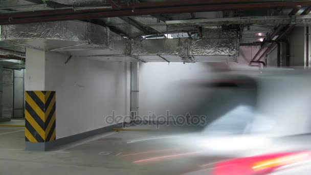 Hombre coche de estacionamiento en el aparcamiento subterráneo — Vídeos de Stock