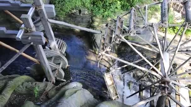 Molino de agua con ruedas de madera en corriente — Vídeos de Stock