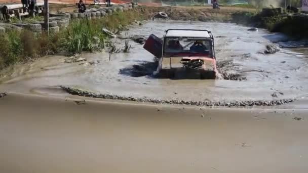 Jeep verlaat vuile plas in off-road competitie — Stockvideo