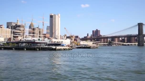 Fartyg nära Brooklyn bridge i New York — Stockvideo