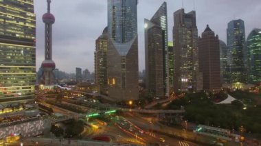 Shanghai - 06 Kasım 2015: Akşam aydınlatma şehir panorama gökdelenler ve Oriental Pearl Tv kulesi. Havadan görünümü