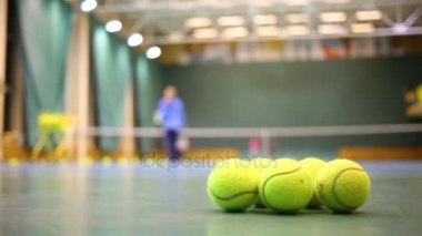 Tenis ve odak dışı eğitim insanlar için sarı topları