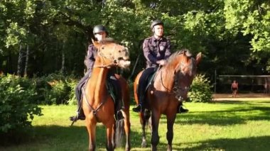Moskova - 6 Ağustos 2015: At polis kask yeşil güneşli Park - özel polis filosu devriyeleri Sokolniki Park