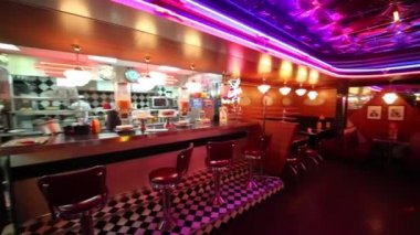 Moskova - 18 Ocak 2015: Bar counter Beverly Hills diner - ağ stilize Amerikan restoran Moskova