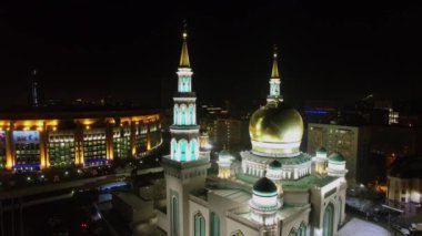 Moskova - 28 Kasım 2015: Panorama katedral cami ve sonbahar akşam aydınlatma ile Olimpiyat Stadı ile. Havadan görünümü. Cami 2015 yılında açıldı.