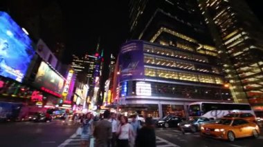 NYC, Amerika Birleşik Devletleri - 22 Ağustos 2014: Araç ve yaya geçiş 8 Caddesi ile 42. cadde, akşam saat trafikte.