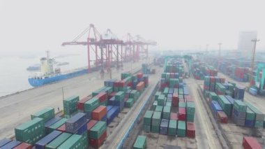 Shanghai - 07 Kasım 2015: Kalemizi Zhanghuabang konteyner Terminal gemi ile kıyı Hanghan Nehri üzerinde uzun boylu Vinçler yüklenmesini bulutlu gün. Havadan görünümü