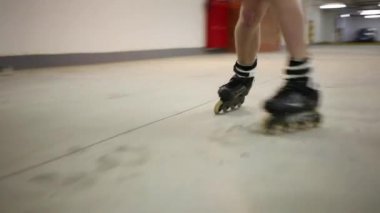 Geriye doğru kapalı otoparkıyla adam paten bacakları