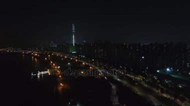 Cityscape sonbahar gece otoyolda trafik ile. Havadan görünümü