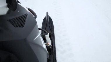 Kış günü, hareketli skidoo siyah plastik runner