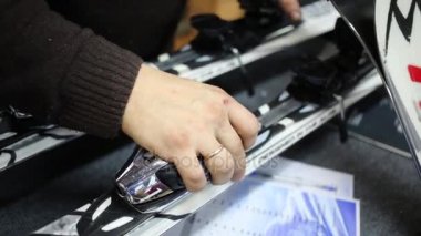 Erkek el Kayak Kayak için hazırlanıyor. Görünümü kapatın