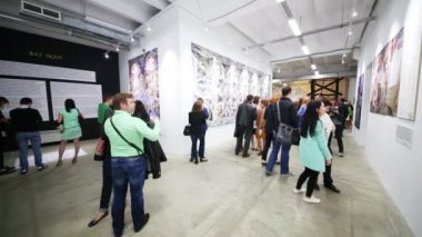 Moskova - Eyl 03, 2015: İnsanlar görünüyor resimleri reprodüksiyon Michelangelo Fuarı'Artplay Tasarım Merkezi