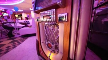 Moskova - 18 Ocak 2015: Müzik kutusu ve retro araba Beverly Hills diner - ağ stilize Amerikan restoran Moskova