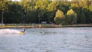 Sporcu üzerinde atlama, başının üzerinde havada saygısız ve su üzerinde açılış wakeboard.
