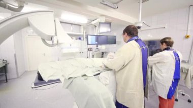 Moskova - Eylül 1, 2015: Doktorlar kardiyo-vasküler sınav merkezi endosurgical ve litotripsi angiograph tarafından yürütülen