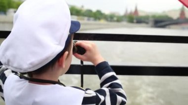 Dürbün ile Moskova'da Kremlin Kaptan olarak giyinmiş bir çocuk bakar