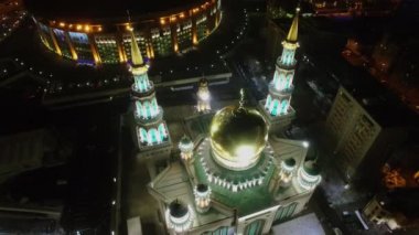 Moskova - 28 Kasım 2015: Panorama kubbe ve kuleleri sonbahar akşam aydınlatmalı Olympic stadium yakınındaki katedral cami çatıda. Havadan görünümü