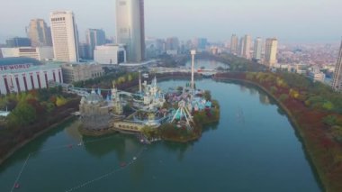 Seoul - 03 Kasım 2015: Townscape Gölü ve Lotte kule gökdelen sonbahar akşam Lotte World eğlence parkı ile. Havadan görünümü