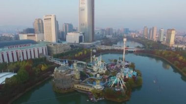 Seoul - 03 Kasım 2015: Lotte World eğlence parkı üzerinde gölet Lotte kule gökdelen sonbahar akşam uzak değildir. Havadan görünümü