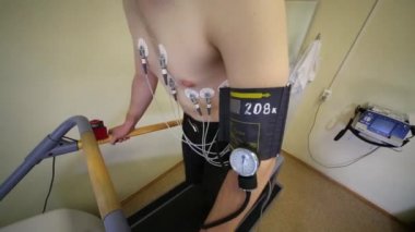 Hasta bir Elektrokardiyogram egzersiz sırasında yapar.