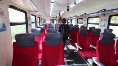 Moskova, Rusya - 9 Temmuz 2015: Bir kadın Aeroexpress tren boş vagon yürür. Aeroexpress sermaye ve Moskova Havacılık Hub havaalanları arasında bir demiryolu bağlantı sağlar