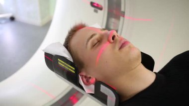 Erkek hasta muayene odasında test tarama Ct