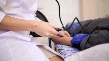 Kadın doktor pompalar kadar yalancı çocuk, tonometer Kol omuz.