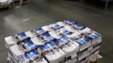 Moskova, Rusya - 29 Kasım 2014: Palet ile basılı basın odası donanımları baskı ev Puşkin Meydanı ile üretimde.