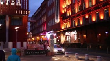 Moskova - Eyl 12, 2015: İnsanlar şekerleme fabrikası kırmızı Ekim yakınında sokakta. Kızıl Ekim - yıl 1889-2007 var Moskova şekerleme fabrikası