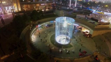 Shanghai - 07 Kasım 2015: IFC alışveriş merkezi entrace Caddesi'nde akşam trafik ile yakın kişi kare. Havadan görünümü