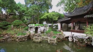 Shanghai - 06 Kasım 2015: Ulusal tarzı binalar Yuyuan bahçesindeki gölette sonbahar günü yakınındaki. Havadan görünümü