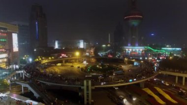 Shanghai - 07 Kasım 2015: İnsanlar yürüyüş akşam Oriental Pearl Tv Tower yakınındaki taşıma trafikle dolambaçlı yukarıda yuvarlak Üstgeçit kalabalık. Havadan görünümü