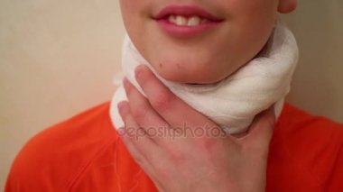 Gazlı bez boyun ile çocukla gülümseyen, Closeup sargılı