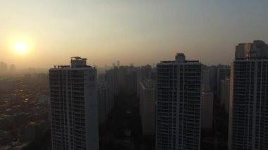 Seoul - 03 Kasım 2015: Megalopolis panorama Lotte World eğlence parkı günbatımı sırasında göl ve gökdelen Lotte kule ile. Havadan görünümü