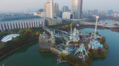 Seoul - 03 Kasım 2015: İnsanlar sonbahar akşam Lotte World eğlence parkında eğlenceli olsun. Havadan görünümü