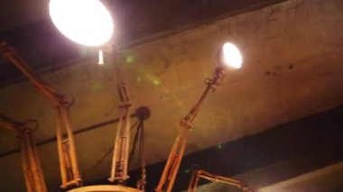 Studio parlayan lambalar ile alışılmadık eski avize