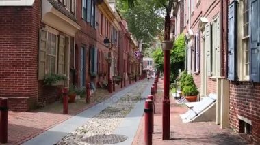 Philadelphia, Amerika Birleşik Devletleri - 02 Eylül 2014: İnsanlar yürür Amerika - Elfreth Sokağı'nın en eski sokakta. 1702 kurulan sokak