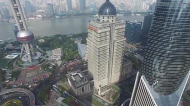 Shanghai - 07 Kasım 2015: Şehir panorama Oriental Pearl Tv Kulesi ve Lujiazui Park ile sonbahar güneşli gün, gökdelenler arasında. Havadan görünümü